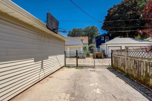 2106 34, Milwaukee WI 53215-2301 exterior