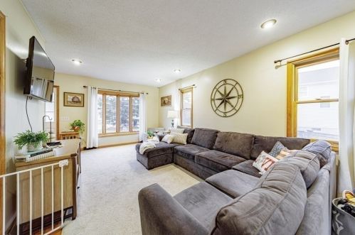 201 Winterset Dr, Springfield MA 01129-1850 exterior