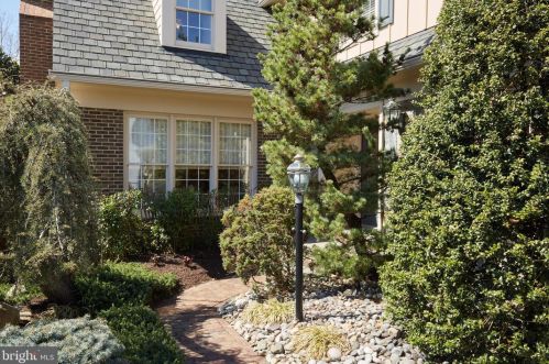 9521 Fox Hollow Dr, Rockville, MD 20854-2083