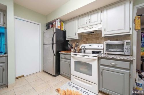 9 Lawrence Ct, Teaneck NJ 07666-6489 exterior