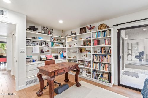 4450 Camelback Rd, Phoenix AZ  85018-2829 exterior