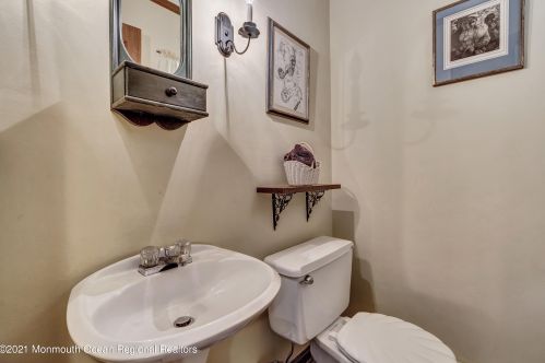 600 Edgemere Dr, Red Bank NJ 07711 exterior