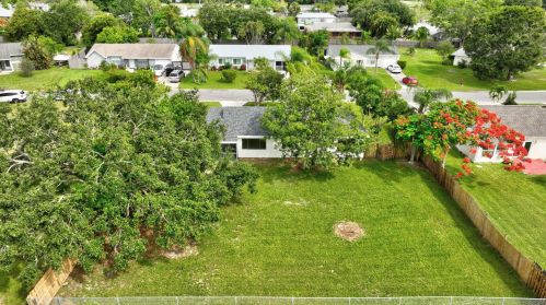 1925 Redwing Cir, Fort Pierce FL 34952-8834 exterior