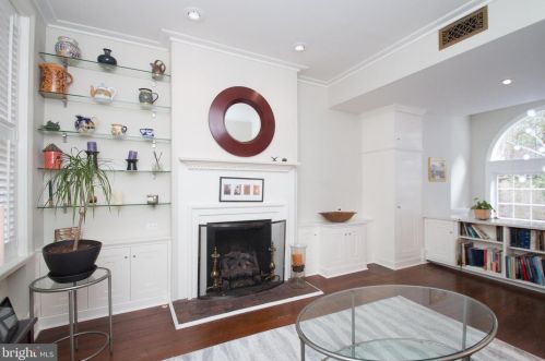 313 American St, Philadelphia, PA 19106-0012