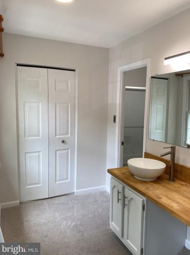 5936 Berkshire Ct, Alexandria VA  22303-1633 exterior