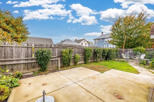 3 St, Windsor Locks CT 06096-1357 exterior