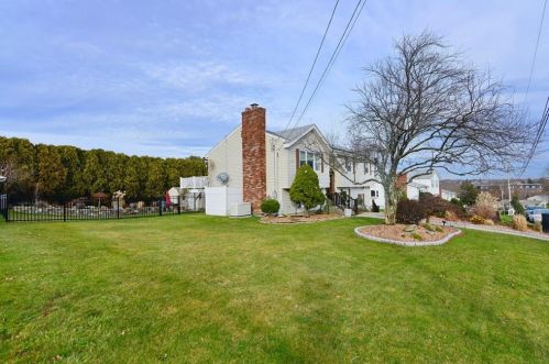 9 Ferncrest Dr, Providence RI 02919-3503 exterior