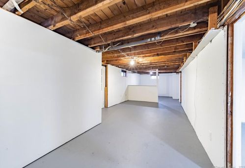 18 Ganny Ter, Enfield CT 06082-3006 exterior