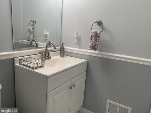 6 Kari Ct, Jackson Twp NJ 08527-1377 exterior