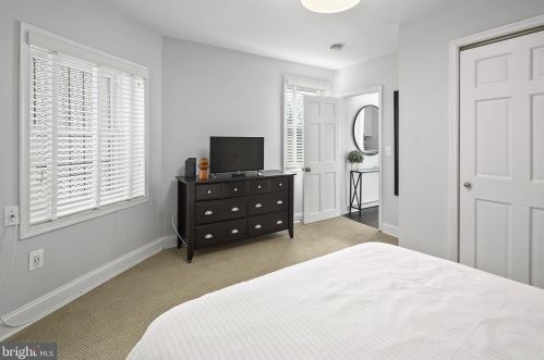 1409 Hopkins St, Washington DC 20036-5922 exterior