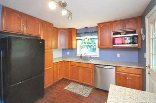 81 White St, Manchester CT 06042-3127 exterior