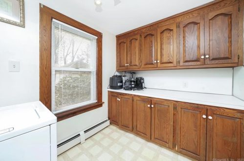 46 Glenwood St, Manchester CT  06040-6142 exterior