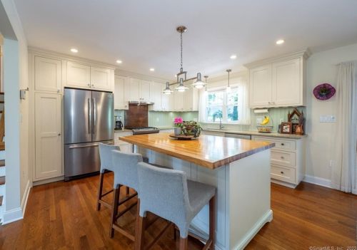 36 Karen Dr, Norwalk CT 06851-6033 exterior