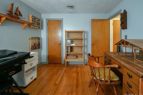 9 Hamilton Ct, Enfield CT 06082-3910 exterior