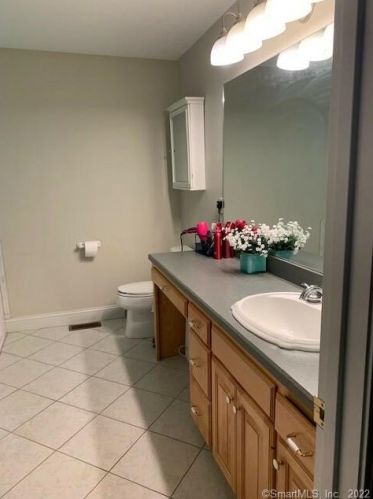 478 Taylor Rd, Enfield CT 06082-4047 exterior