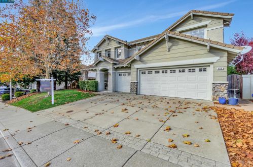 985 Rolling Wood Way, Concord CA 94521-5420 exterior