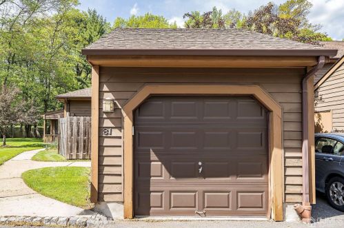 81 Laurel Holw Ct, Edison NJ 08820-1043 exterior