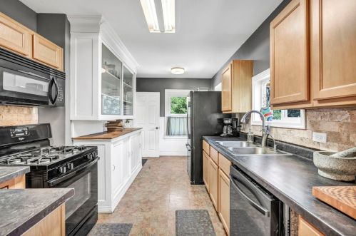 38318 De Woody Rd, Waukegan IL 60087-1507 exterior