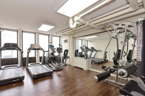 100 Walton St, Chicago IL  60611-1448 exterior