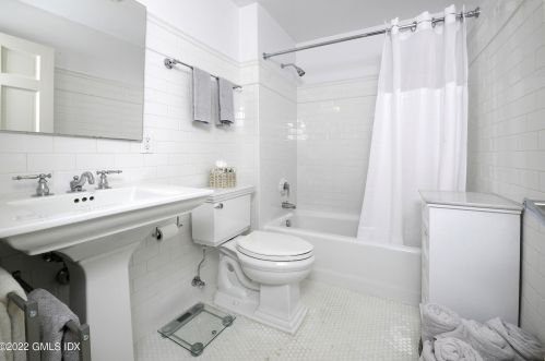 33 Mdw Wood Dr, Greenwich CT 06830-7023 exterior