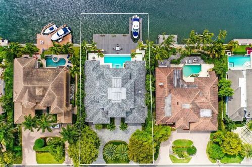 4215 Crayton Rd, Naples FL 34103-8524 exterior