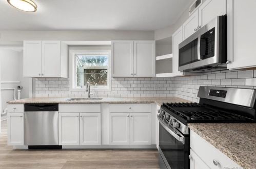 48 Clintonville Rd, North Haven CT 06473-2817 exterior