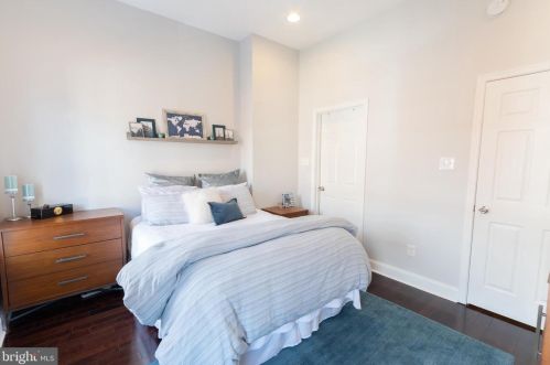 2342 Carpenter St, Philadelphia PA 19146-2418 exterior