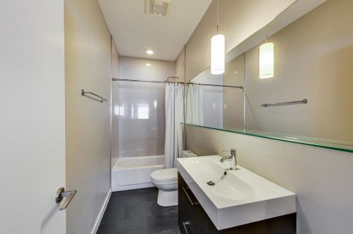 2100 Bingham St, Chicago IL 60647-4033 exterior