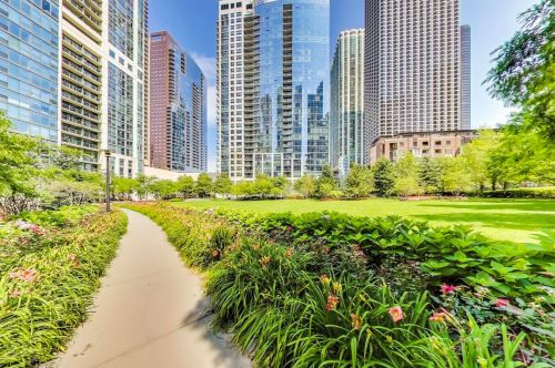 420 Waterside Dr, Chicago IL  60601-4700 exterior