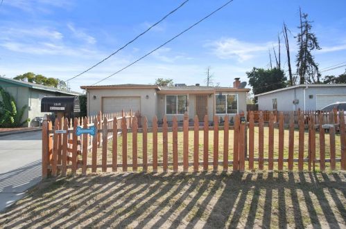 1040 Chestnut St, Turlock, CA 95380-3834