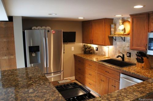 3322 Emmons Ave, Rochester MI 48307-5515 exterior