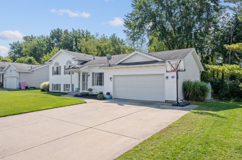 542 Sunmeadow Dr, Grand Rapids, MI 49508-7709