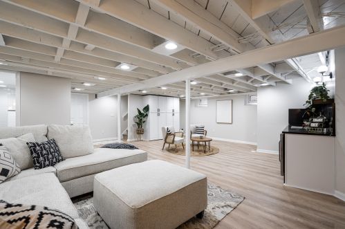 8934 Seneca Rd, Milwaukee WI 53217-2331 exterior