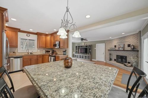 40 Cox Ave, Armonk NY 10504-2016 exterior