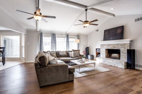 1049 Frst Grv Dr, Dallas TX 75218-2333 exterior