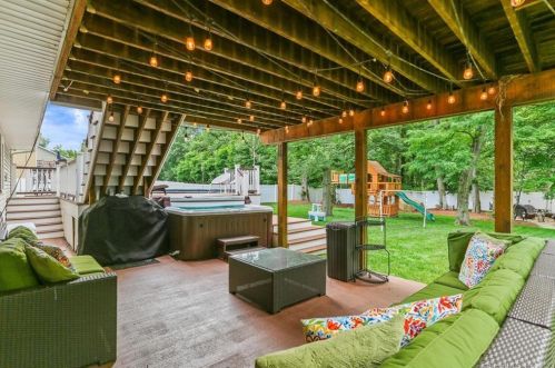 106 Harvest Ln, Milford CT 06461-1705 exterior