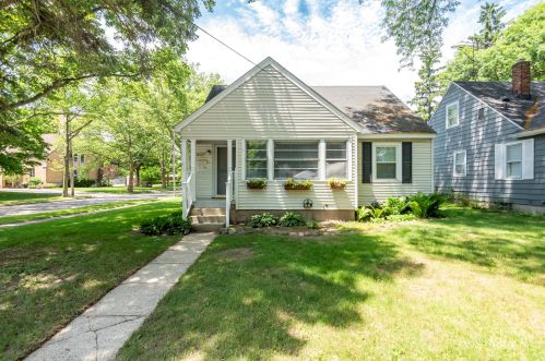 1657 Chamberlain Ave, Grand Rapids, MI 49506-4558