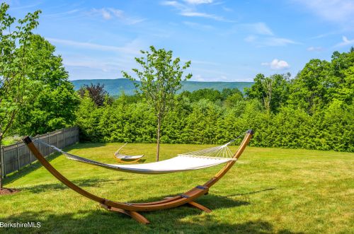 2 Kemble St, Lenox MA 01240-2816 exterior