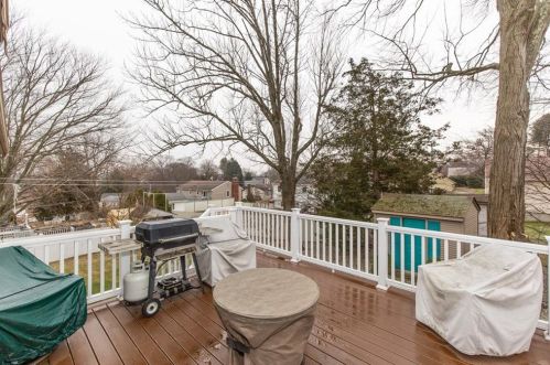 8 Ferncrest Dr, Providence RI 02919-3503 exterior