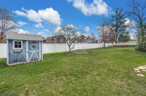 47 Dawn Dr, Clark NJ 07066-1401 exterior