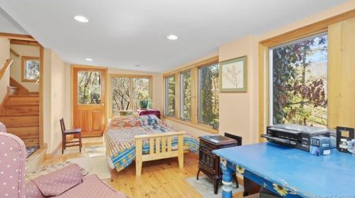 593 Roosevelt Dr, Seymour CT 06478-1739 exterior