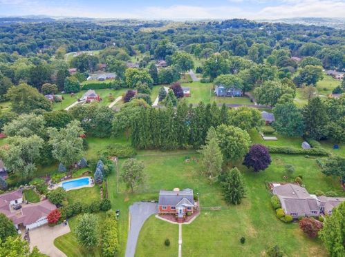 1572 Crestview Dr, Pittsburgh PA 15237-1507 exterior