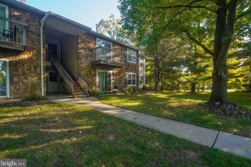 56 Barberry Ct, Trenton NJ  08648-4821 exterior