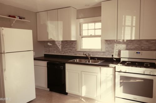 3807 Burdick St, Kalamazoo, MI 49001-4839