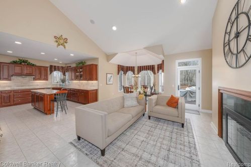 3849 Walnut Brk Dr, Rochester MI 48309-4016 exterior