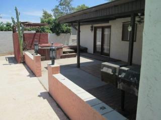 2526 Sahuaro Dr, Phoenix AZ  85028-2538 exterior