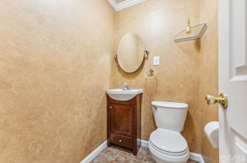 803 Madaline Dr, Avenel NJ 07001-1363 exterior