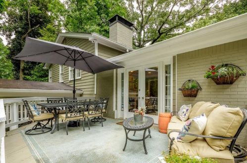 385 Castleridge Dr, Atlanta GA 30342-1312 exterior