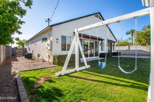 4239 42nd St, Phoenix AZ  85018-4207 exterior