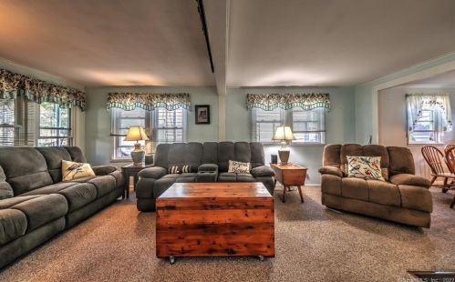 11 Deerfield Ave, Milford CT 06460-7317 exterior